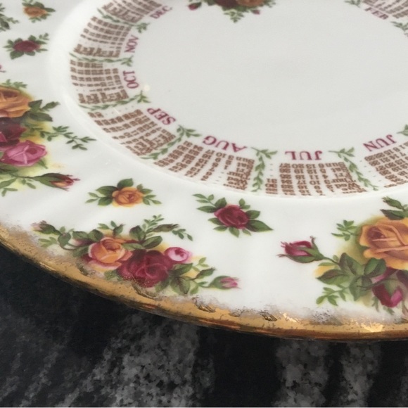 Royal Albert Old Country Roses Calendar Plate 1980 - Picture 6 of 7